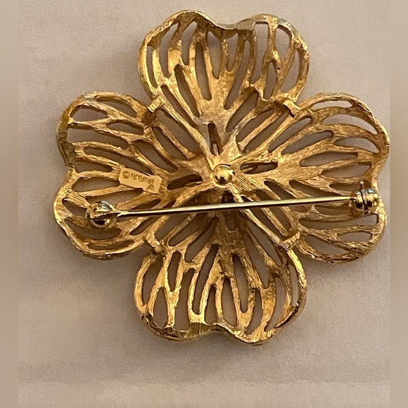 CROWN TRIFARI GOLD TONE TEXTURED FLOWER SIGNED BROOCH/PIN VINTAGE 1950’S - Picture 5 of 6